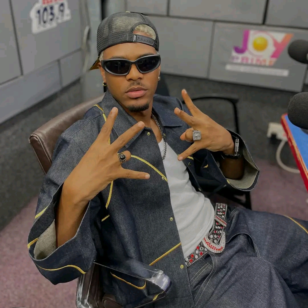 JZyNo Escapes From Being Gay After a Friend Sold Him Out.